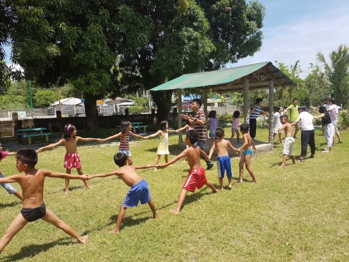 フィリピン 小学校のボランティアで一緒にゲーム